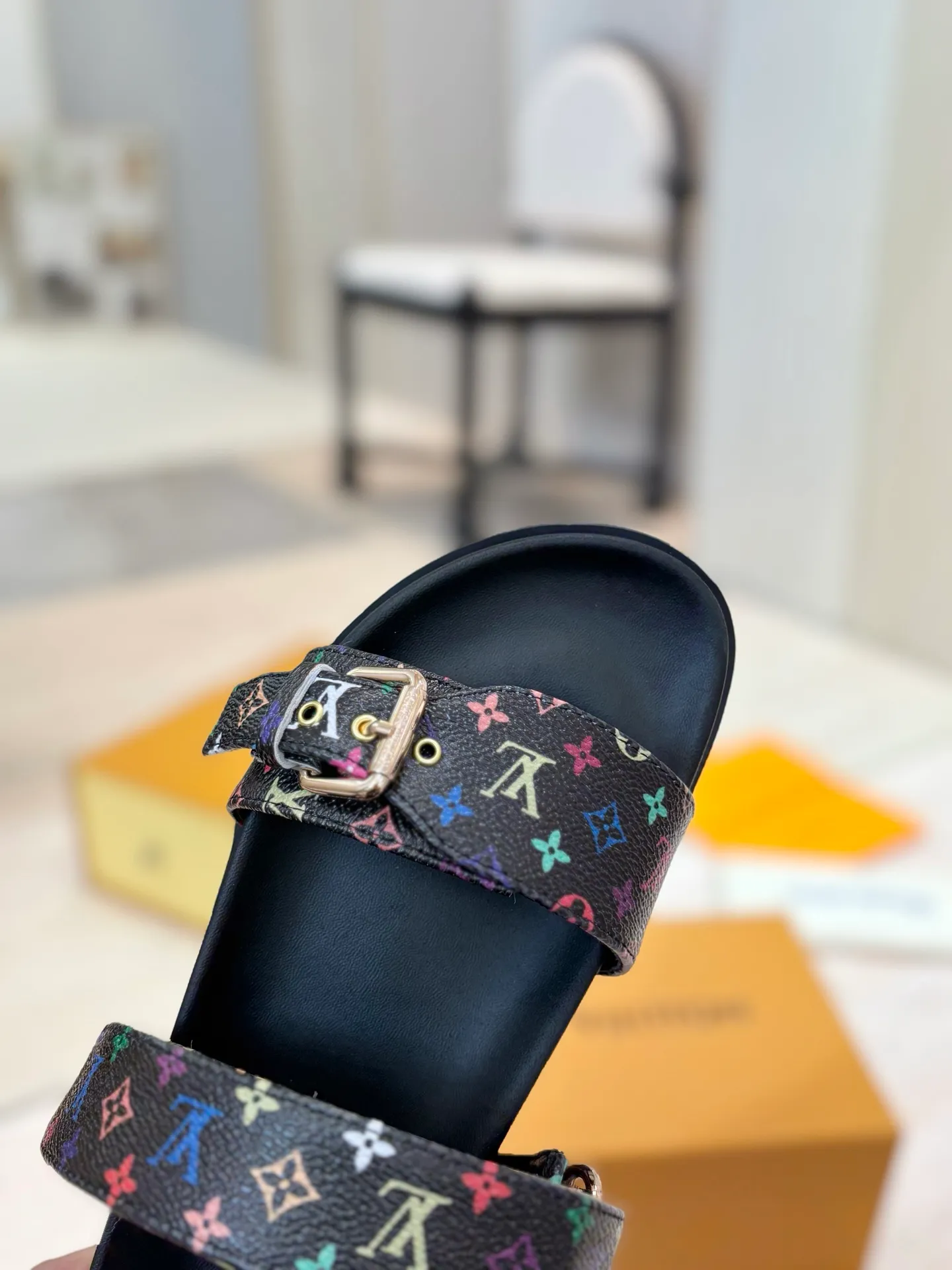 👟👟Ex-factory price 400👟👟 LV 2025 spring and summer new products 🥰 Popular LV donkey brand counters Embossed logo embossed sandals This Pool Pillow Comfort flat sandals are made of technical fabrics and use high-frequency embossing technology to reinterpret the Monogram pattern. Soft padded upper with adjustable Velcro, comfortable and tough insole adds harmonious colors 👍New hard goods, purchasing agent level! Full of high-end feel! A popular model among bloggers at home and abroad, it’s retro and fashionable and looks amazing on your feet! The official website's main recommendation 👍👍 ✅ Upper: waterproof special original fabric ✅ Inner lining: imported mixed sheepskin ✅ Outsole: original molded foam outsole ✅ Number of sizes: women's size 35-45 (women's size 41 men's 38.45, custom-made, non-refundable) ✅ Packaging: full set of drawer boxes ​